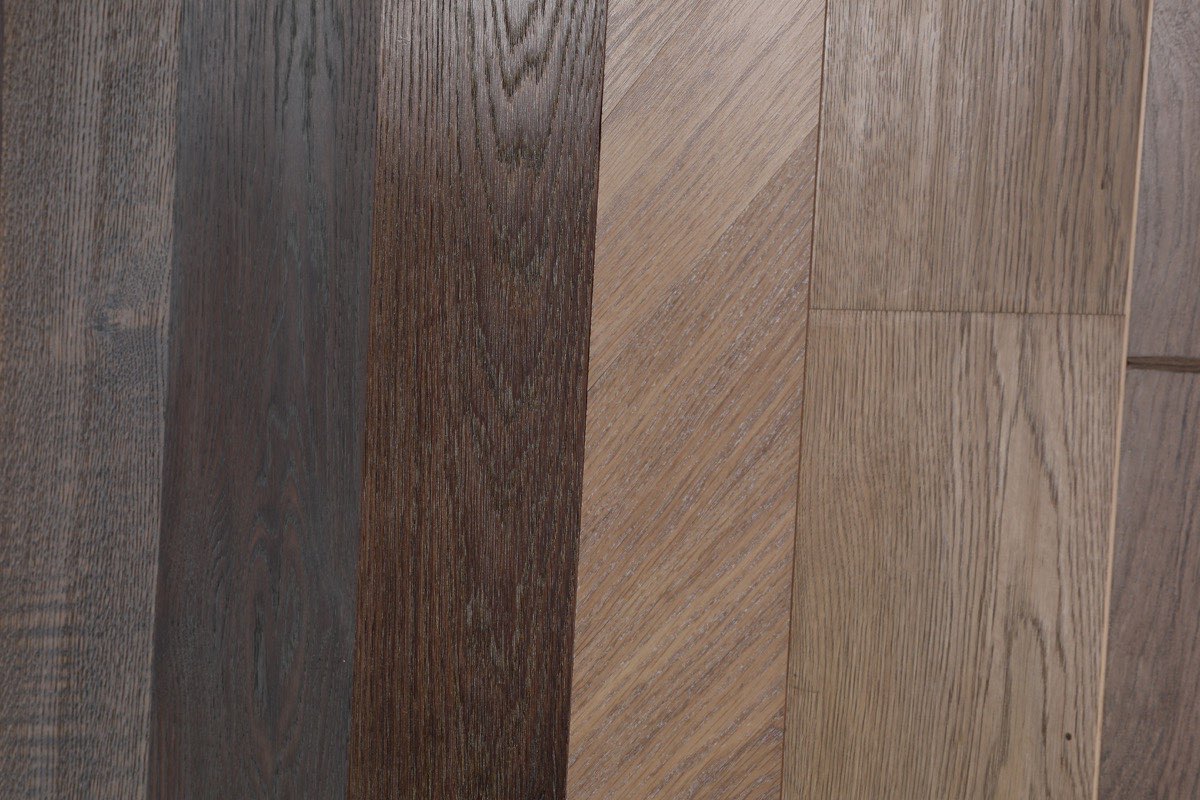 ตัวอย่างผิวพื้นลายไม้หลายเฉดสำหรับเปรียบเทียบวัสดุปูพื้น